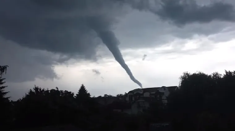 Snažan vjetar pomicao automobile i čupao drveće