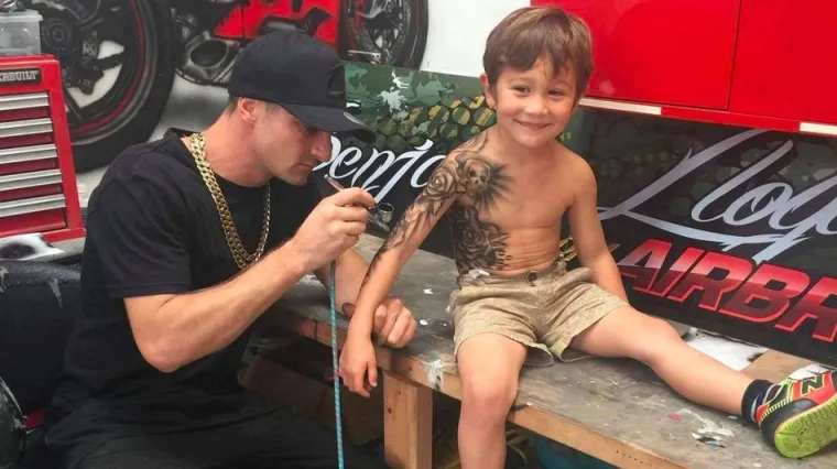 Oslikava bolesnu djecu kojoj se crteži toliko sviđaju da se ne žele tuširati