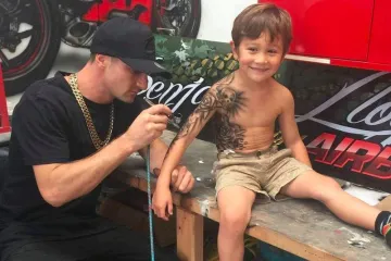 Oslikava bolesnu djecu kojoj se crteži toliko sviđaju da se ne žele tuširati