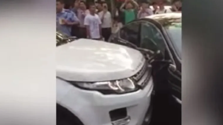 Ovako se ne parkira, ali niti napušta parkirno mjesto