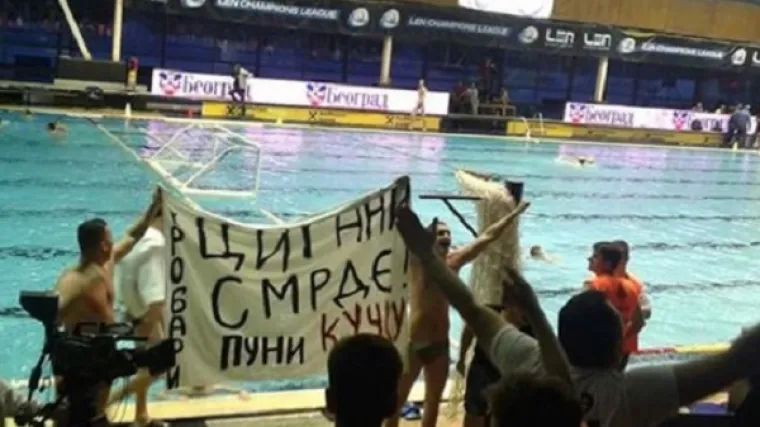 'Cigani smrde! Puni kučku'