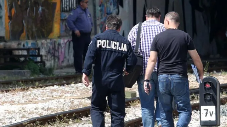 Vlak naletio na auto, jedna osoba poginula