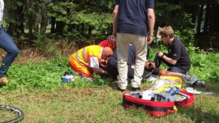 Zbog te&scaron;ke nesreće prekinuta etapa, biciklist kritično