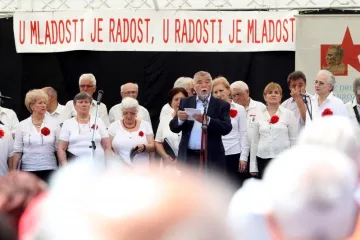 U Kumrovcu tisuće štovatelja lika i djela Josipa Broza Tita, došao i Mesić
