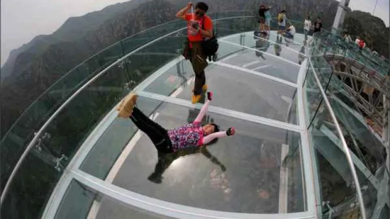 Samo za najhrabrije: u Kini otvorena staklena platforma-vidikovac nad ogromnom provalijom!