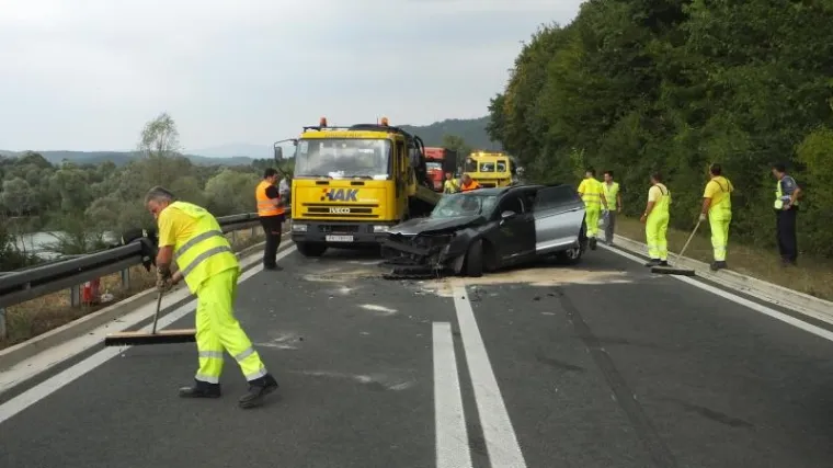 U Istri u sudaru četiri vozila ozlijeđeno petero ljudi, u Lici poginula jedna osoba