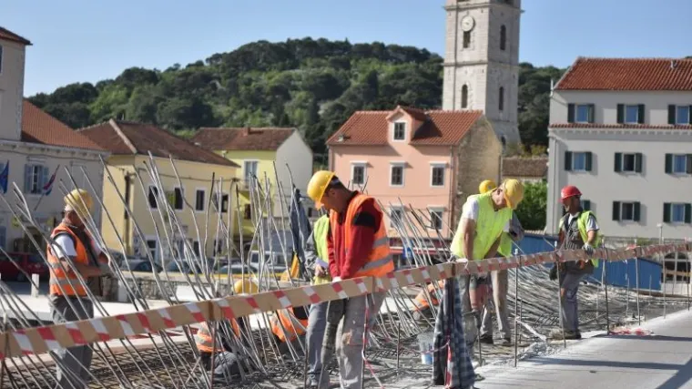 Prve turiste u Tisnom su dočekali - bageri: jesu li radovi mogli biti zavr&scaron;eni ranije?