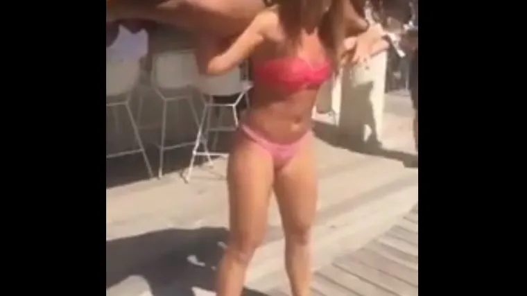 Zgodna cura u bikiniju vježba... a druga je samo uteg