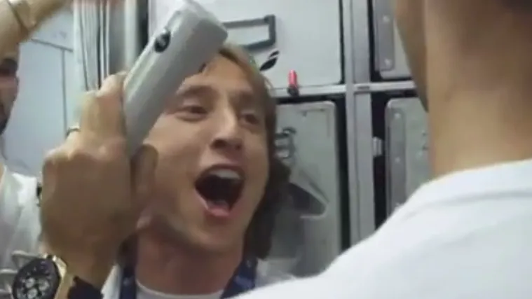 Procurila snimka ludog slavlja u avionu, Luka u glavnoj ulozi