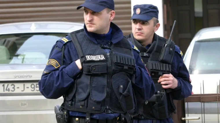 Biv&scaron;u ženu uhvatio za kosu i hladnokrvno joj pucao u glavu