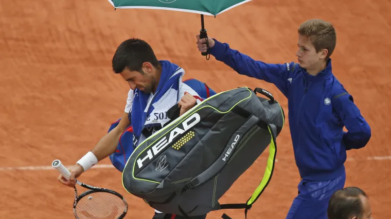 Ki&scaron;a opet izazvala prekid na Roland Garrosu, Đoković izgubio prvi set