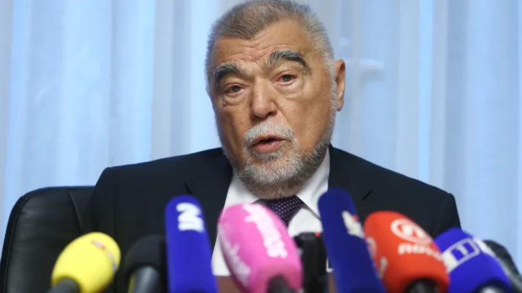 I Mesić ogorčen: 'Nekome je bilo u interesu da ne dobijem poziv za svečanu sjednicu Sabora'