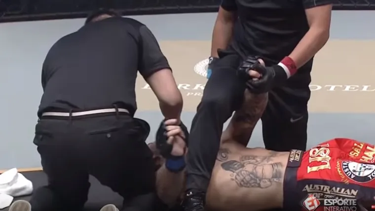 Brutalno nokautirao protivnika za &scaron;est sekundi pa ga nastavio cipelariti na podu