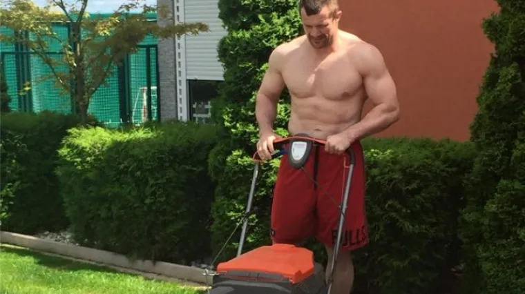 'Mirko ima&scaron; zgodnu susjedu pa ono kosi&scaron; travu bez majice'