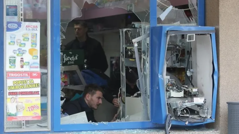 Dinamitom raznijeli bankomat