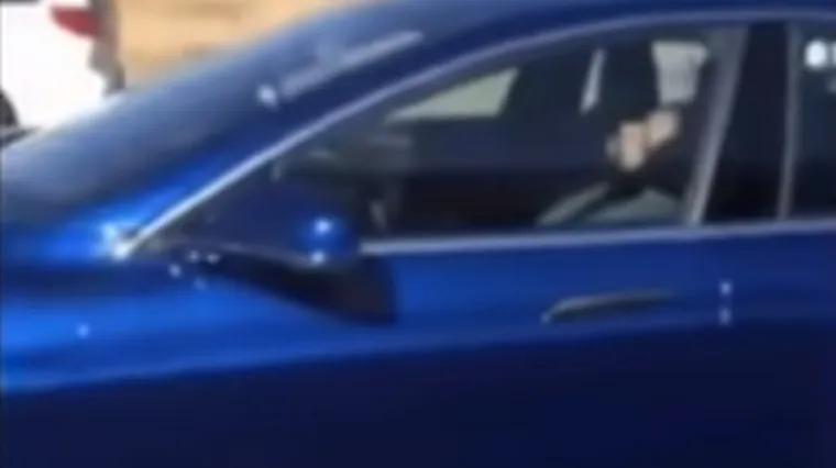 Vozač Tesle spava za volanom, sve je prepustio autopilotu i dogodilo se...