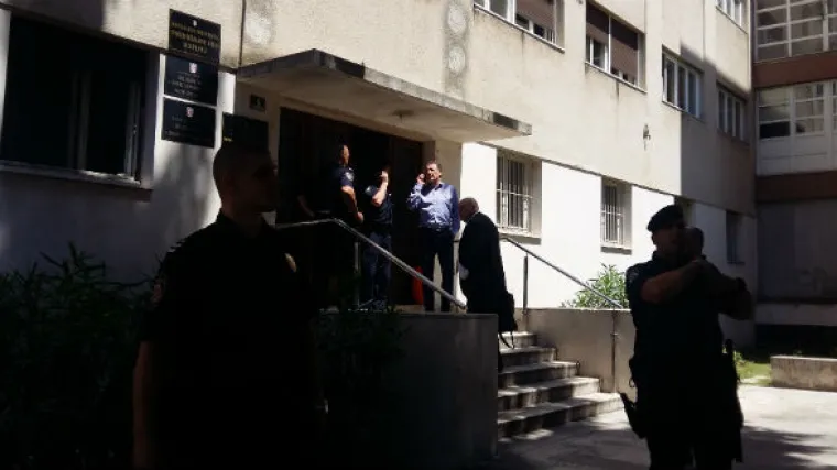 Mamića i Prodanovića na ulazu u sud gađali dimnim bombama, raketama i bocama!