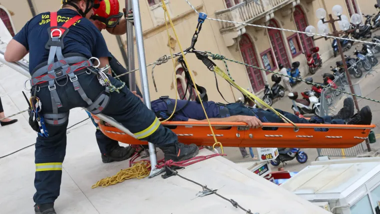 &Scaron;ibenski vatrogasci rezali auto i spa&scaron;avali osobe s krova Gradske knjižnice