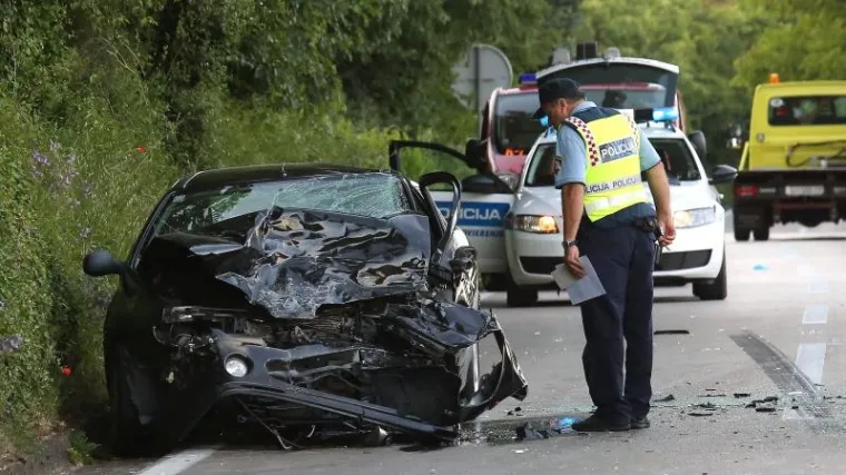 Mladi vozač pretjecao pa se sudario, preminuo je u bolnici