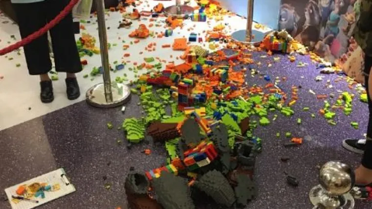 Kud' on prođe, trava ne raste: dječačić iz Kine uni&scaron;to lego skulpturu vrijednu 15.000 dolara!