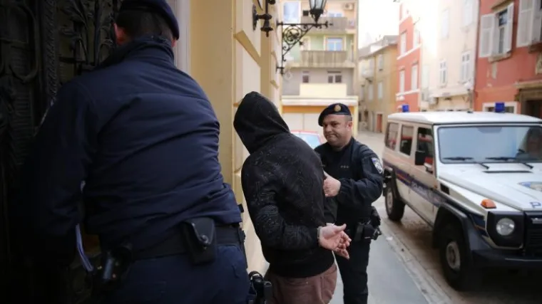 Metalnim predmetom udarao ih po glavi