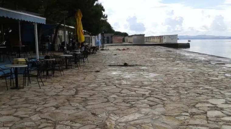 Vandalizam na Jadriji: Razbijeni stupovi javne rasvjete, zapaljeni suncobrani, uni&scaron;tene stolice...