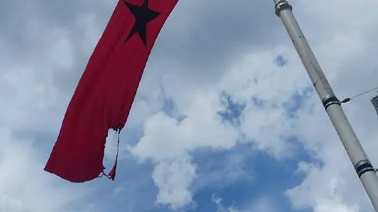 Vandalizam u centru Zagreba: polili zastavu Zagreb Pridea benzinom i poku&scaron;ali je zapaliti