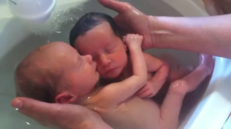 Novorođeni blizanci odbijaju pustiti jedan drugoga tijekom kupanja