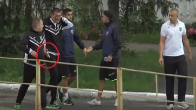 Huligani pretukli direktora kluba, on se vratio s pi&scaron;toljem