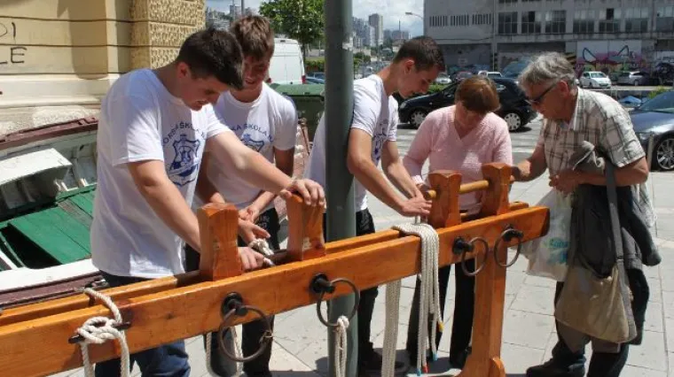 Učenici Pomorske &scaron;kole Bakar pokazuju vam kako vezati mornarski čvor 'pa&scaron;njak'!