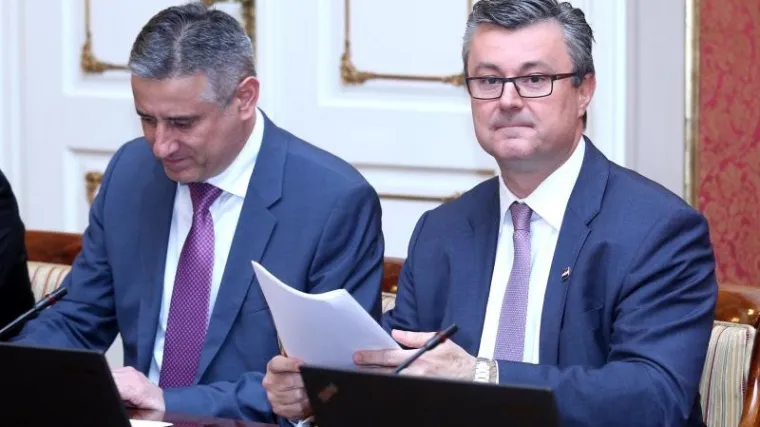 Premijer ne želi otići, smatra da &scaron;ef HDZ-a blefira