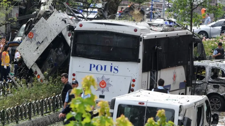 U napadu na policijski autobus 11 mrtvih i 36 ranjenih