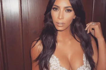 Odjenula kćer u prozirnu čipkastu haljinu