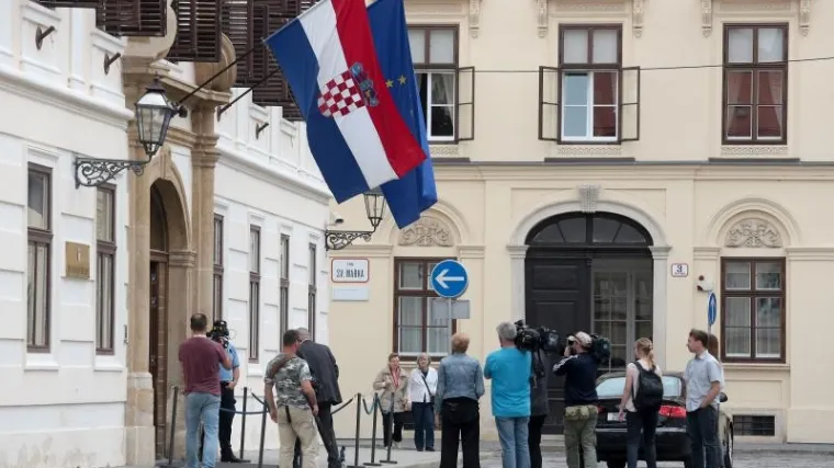 Karamarko nije ni do&scaron;ao, jedini HDZ-ov ministar izjurio iz zgrade