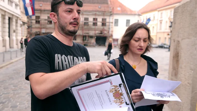 Aktivisti GONG-a ispred Sabora zastupnicima dijele raspusnice