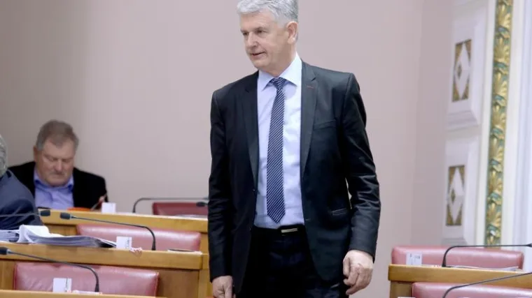 'Neka Orešković, Karamarko i Petrov odu iz Vlade!'