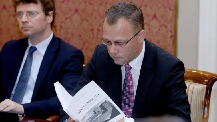 Dok Vlada propada, Hasanbegović čita knjigu znakovita naslova