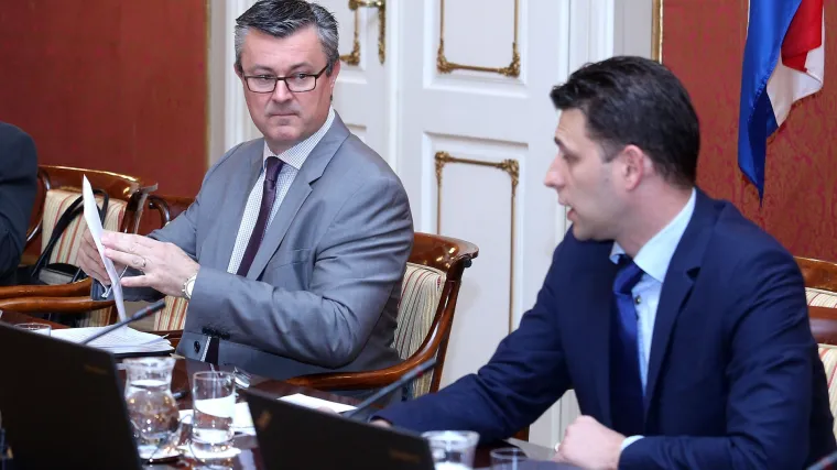 Petrov i Ore&scaron;ković stigli u zgradu Vlade, projurili pored novinara bez riječi