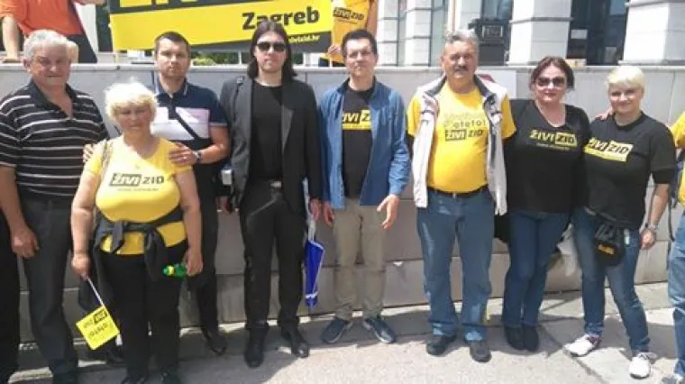 Dvjestotinjak prosvjednika na čelu sa Živim zidom: 'INA radnicima! Goli otok lopovima - HDZ, SDP'