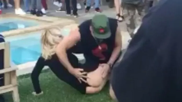 Pred svima bacio Pamelu Anderson na travnjak i zajahao je