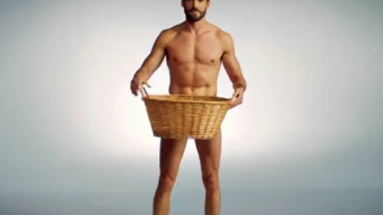 Maneken se skida pred kamerom i pokazuje kako se mijenjalo mu&scaron;ko donje rublje u posljednjih sto godina