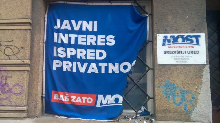 Zapaljena zastava ispred sredi&scaron;njice Mosta, oni odgovorili: 'Možete uni&scaron;titi krpu, ali ne i stav'