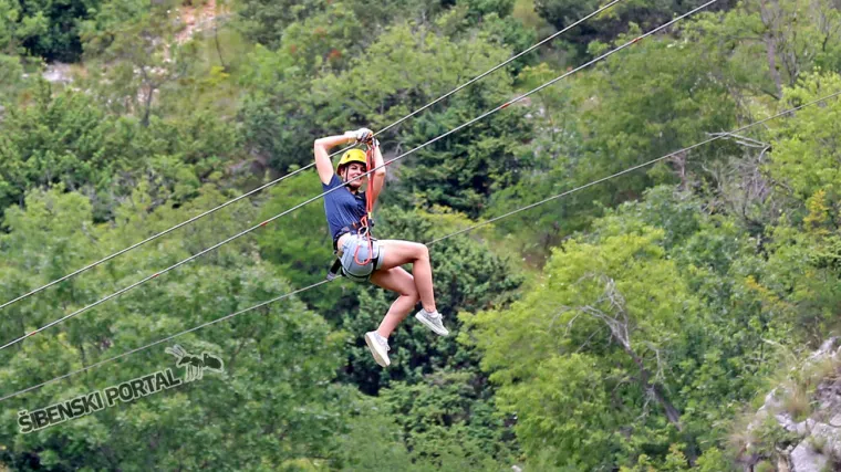 Za ljubitelje adrenalina: Na 200 metara visine jurili 70 na sat nad kanjonom Čikole!