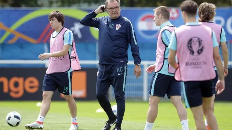 Strinić umjesto Vrsaljka na lijevom boku, Brozović umjesto Pjace