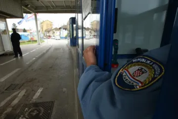 Carinik i policajci za novac omogućavali strancima boravak u Schengenu