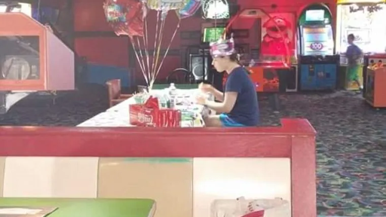 Internet se rasplakao nad fotografijom autistične djevojke koja sama slavi 18. rođendan