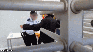 Nevjerojatno koliko piva je uspio prokrijumčariti na stadion