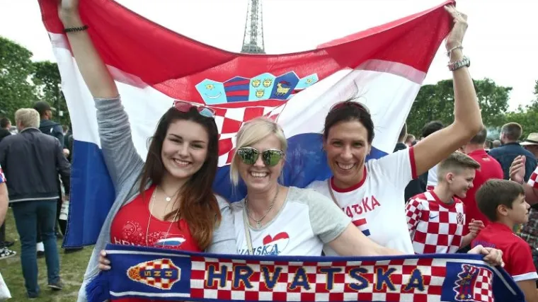 Ispod Eiffelova tornja se ori 'Zovi, samo zovi' i 'Moja domovina'