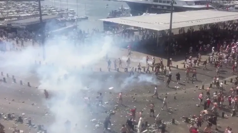 Rusi i Francuzi obračunavaju se s Englezima, policija upotrijebila i suzavac