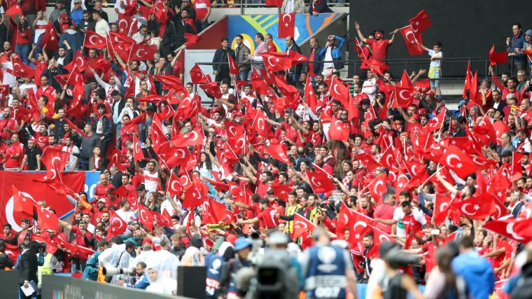 Neredi uoči utakmice Hrvatske i Turske: pred ulazom na stadion napadnuti turski navijači!